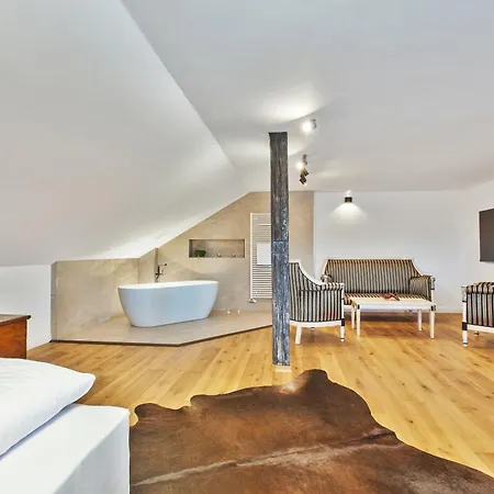 شقة Brezno Central Apartments