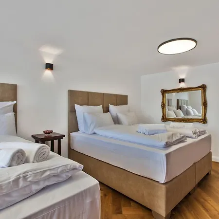 Brezno Central Apartments شقة