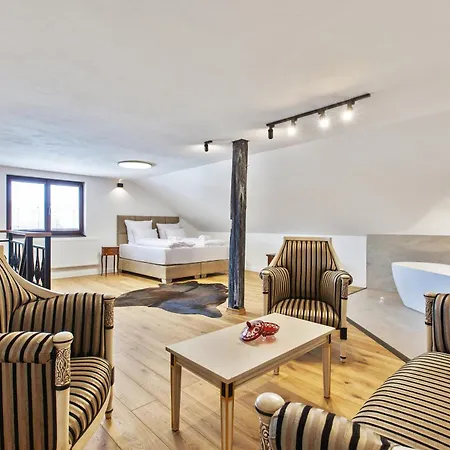 Brezno Central Apartments شقة *