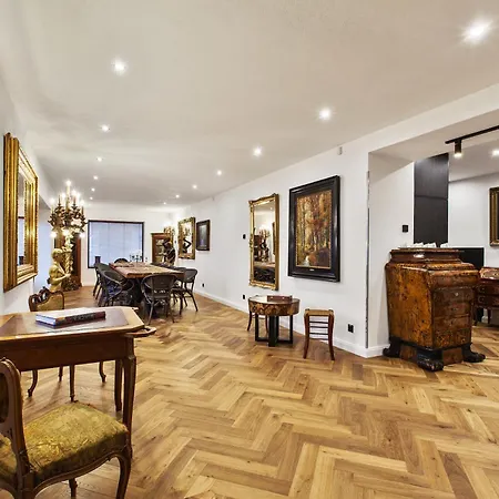 شقة Brezno Central Apartments