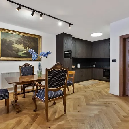 아파트 Brezno Central Apartments 브레즈노